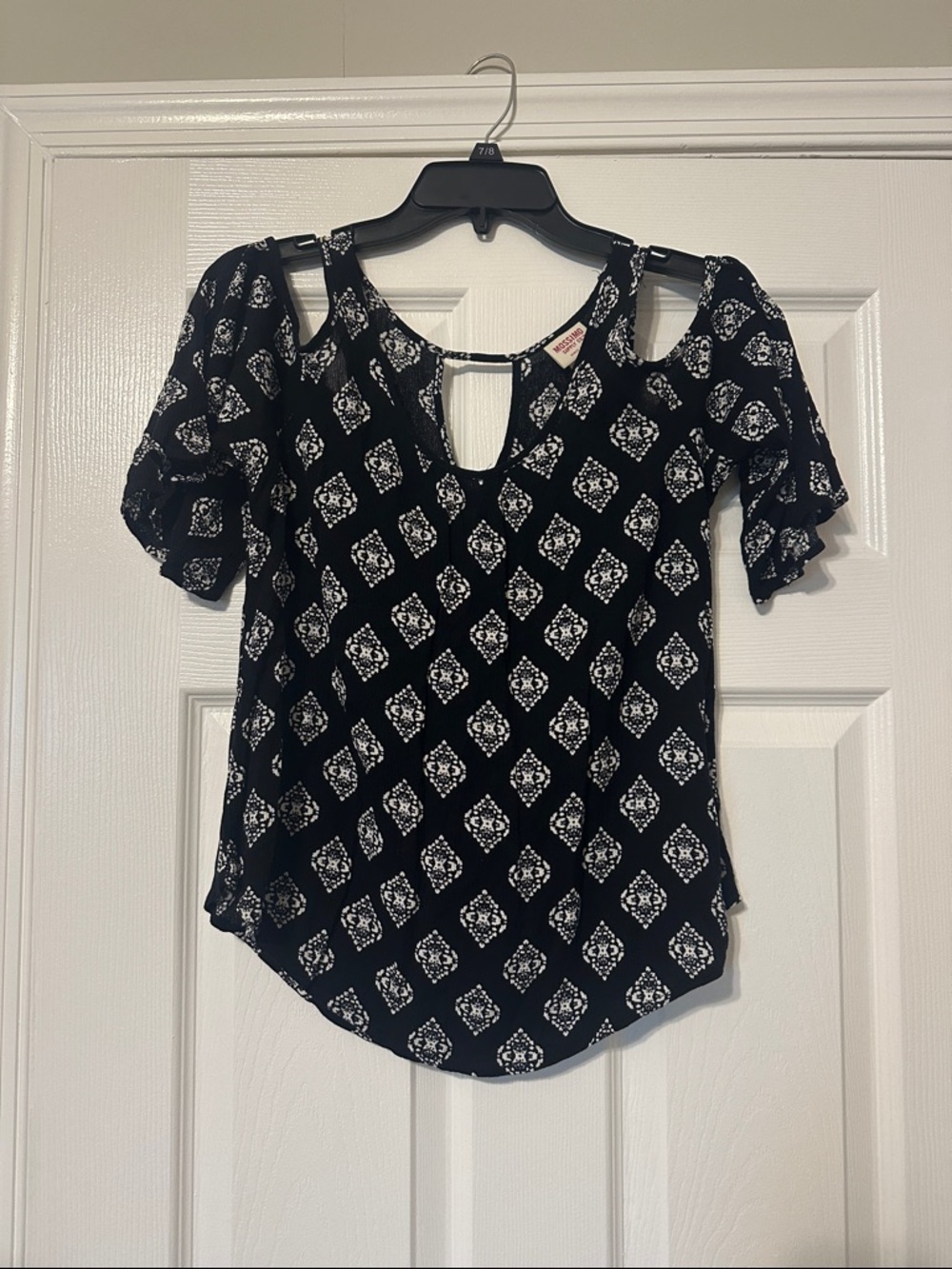 Mossimo Supply Co. Black Cold-Shoulder Printed Blouse
